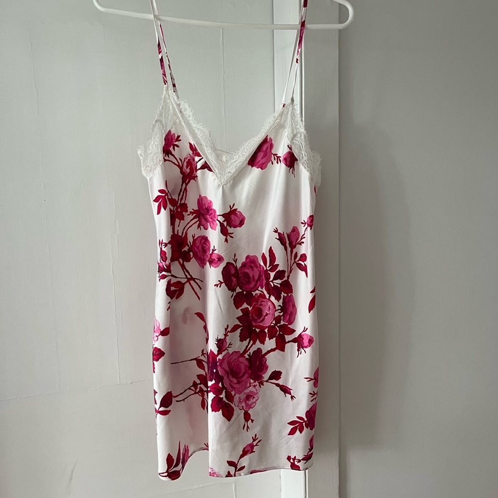Pretty, bright floral satin light, size small
